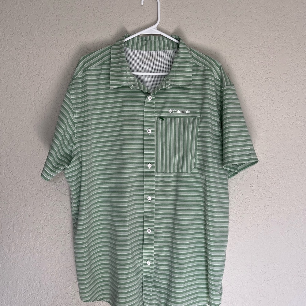 Men’s short sleeve, Columbia shirt, size large, excellent condition